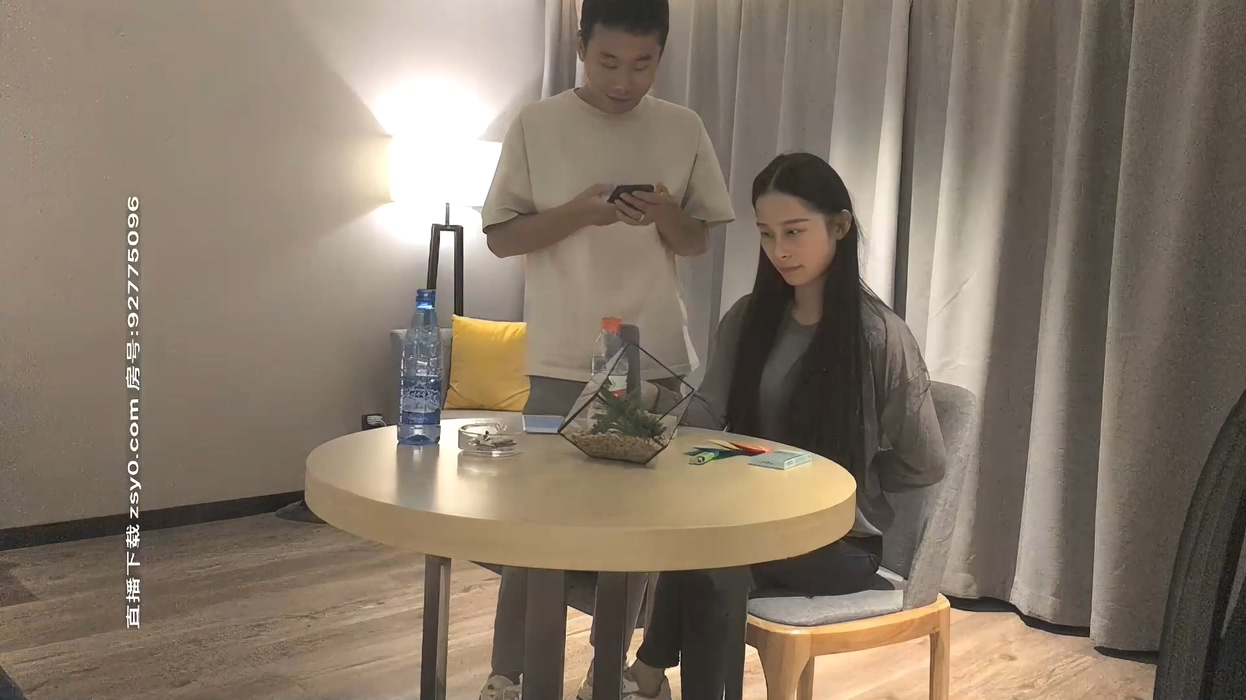 STP16481 长发牛仔裤性感妹子，舔奶调情再到床上口交骑乘猛操.jpg
