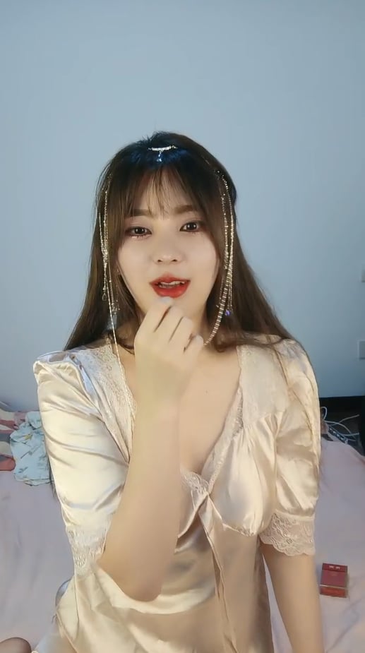 bbsxv.xyz-STP21783 今日推荐烈焰红唇完美颜值甜美小姐姐3P淫乱  异域风情跪着深喉口.jpg