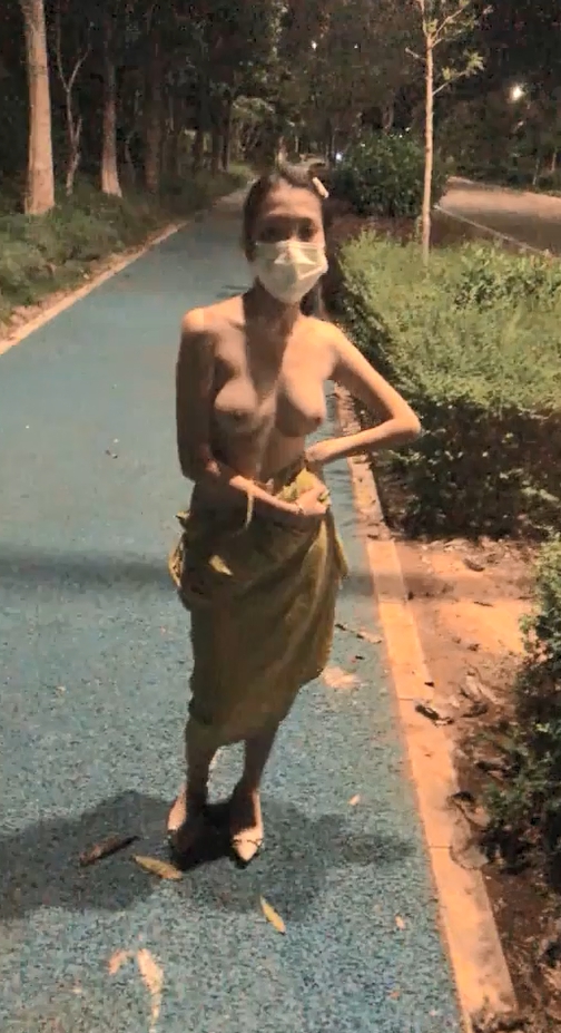 bbsxv.xyz-STP21791 【爱吃菠萝】成都街头 18岁小萝莉挑战露出 行人车辆时不时经过 极.jpg