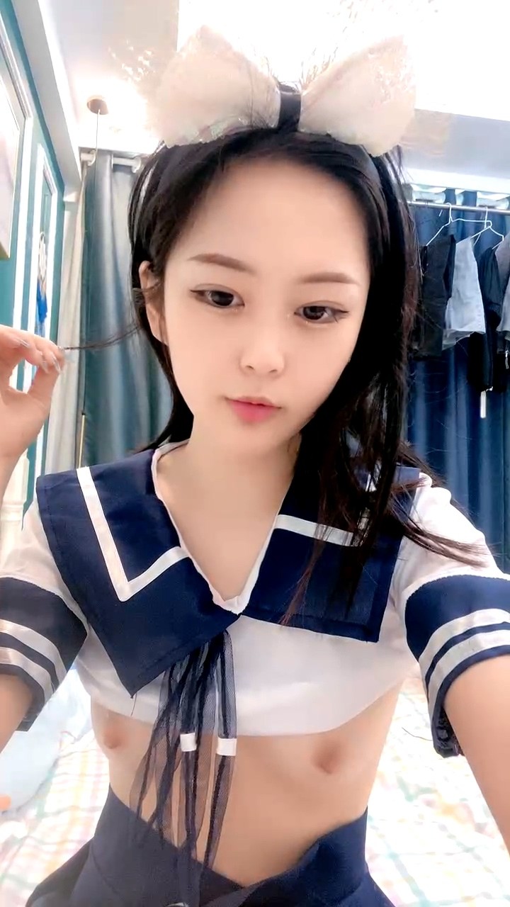 zzpp04.com@STP25540 校花级美女丝袜制服情趣诱惑，全程露脸陪狼友嗨，淫声荡语风骚妩.jpg