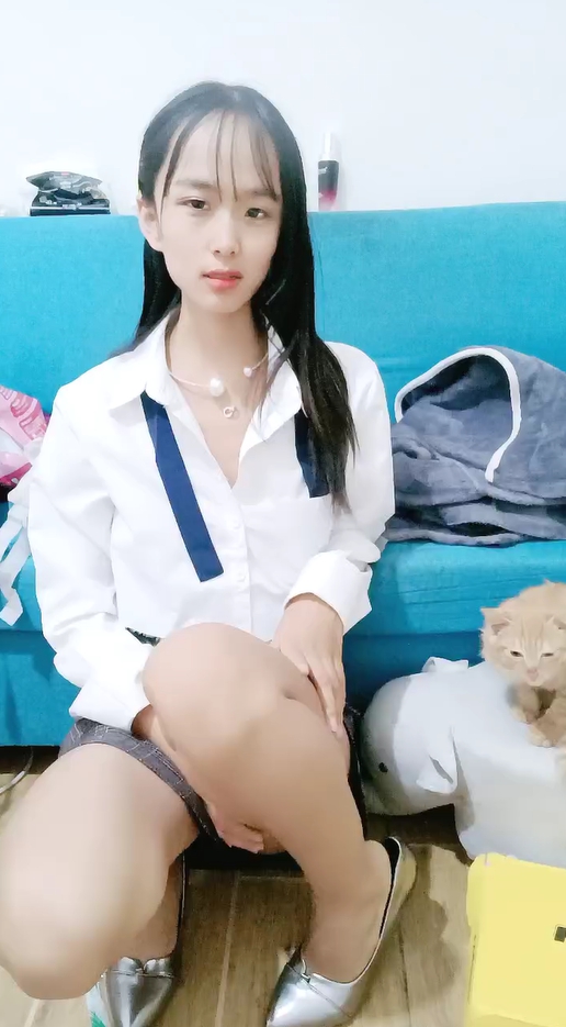 zzpp04.com@STP25758 小骚货居家和男友操逼，苗条身材，撩起裙子就是操，特写视角美臀.jpg