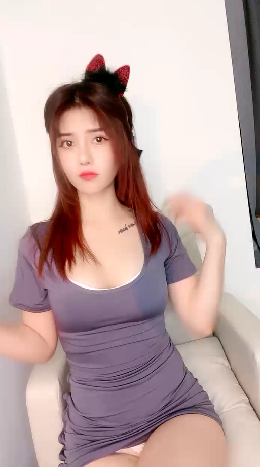 kckc11.com@STP26775 爆炸身材！ 精品网红女神！丝袜美腿包臀裙  脱光光大尺度秀  振.jpg