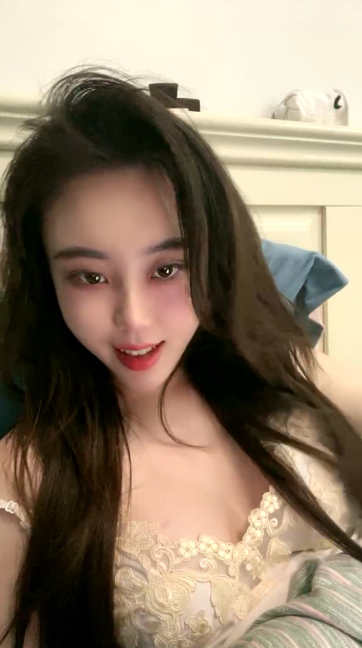 STP28348 肉欲系网红美女！穿着睡衣热舞！大白肥臀，翘起双腿掰开肥唇，手指扣入菊花.jpg