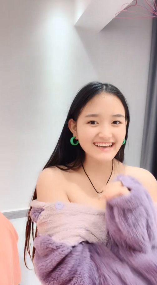 STP28547 卡哇伊邻家小妹妹！清纯甜美新人！脱掉睡衣肉嘟嘟，多毛超嫩小穴，自摸拿出.jpg